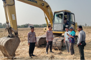 ” Pengupasan Tanah permukaan sawah di Desa Ranjeng “